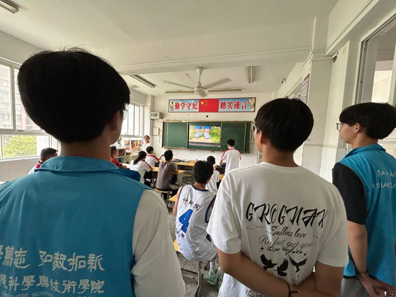 淮北師范大學志愿者赴蒙城縣特殊教育學校，為特殊兒童提供教育支持