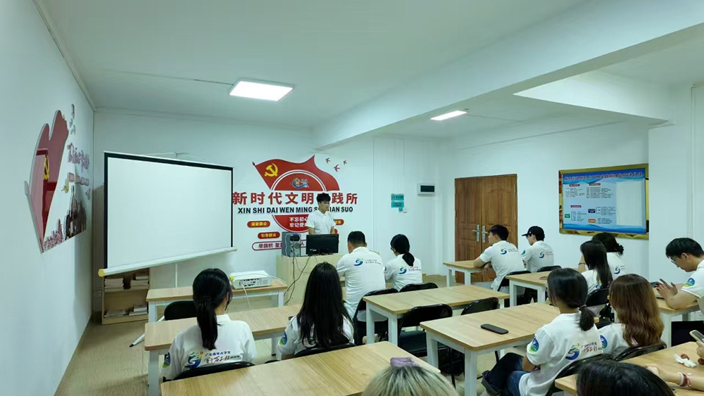 湛江科技學院美術與設計學院“丹青筑夢實踐團”奔赴湛江坡頭區麻斜街，開