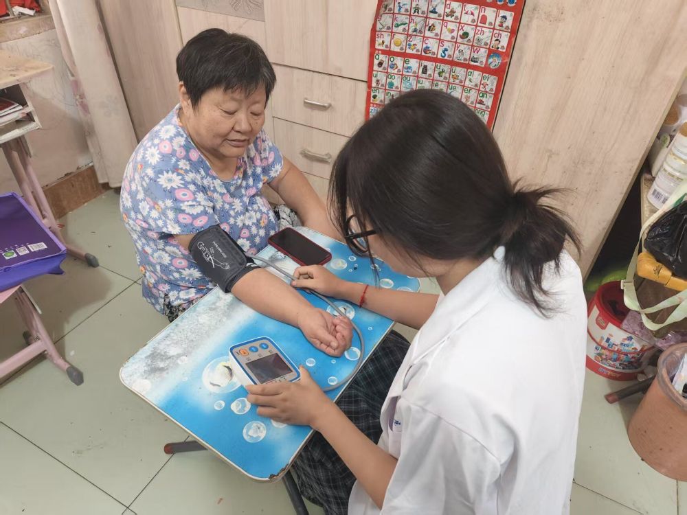 大學生勞動實踐走進洛陽鄉村：愛心義診暖人心