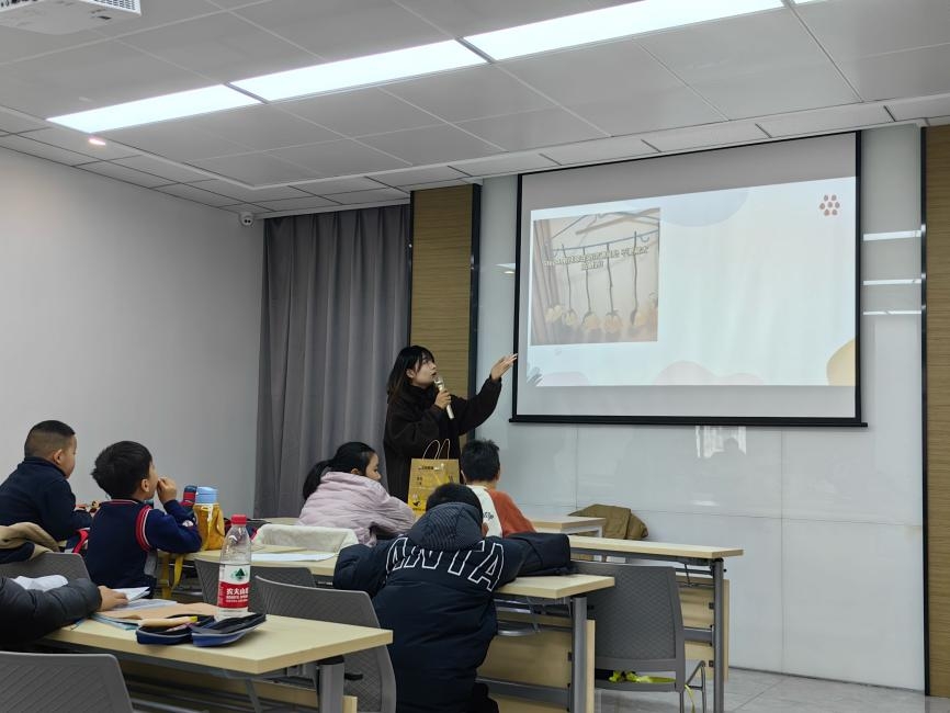 傳統文化實踐課開進社區 大學生助力青少年“立體化”感知非遺