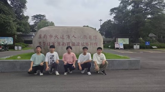 安工大學(xué)子進(jìn)教育館實踐組圖稿