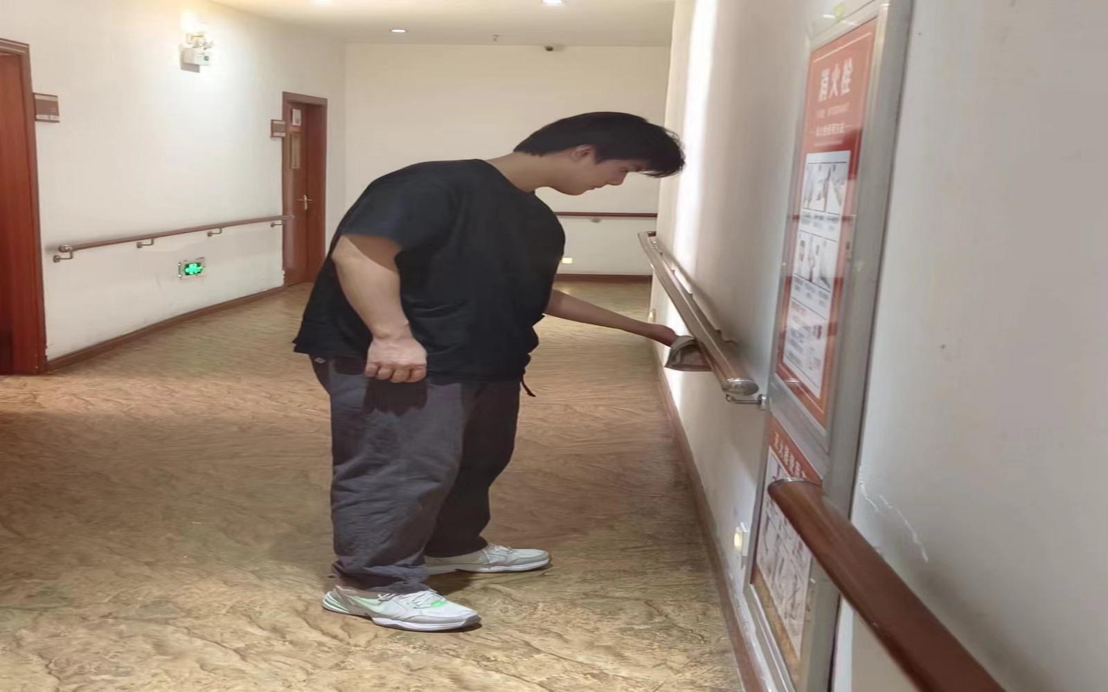 敬老愛老·心手相連一一大學(xué)生暑期社會實踐走進宏景苑