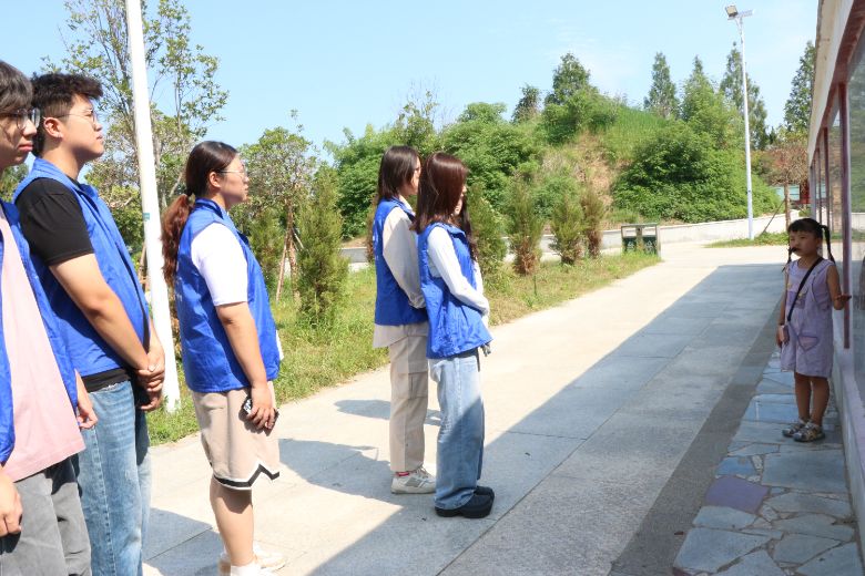霍園金甲映童聲，漢史春風入夢輕
