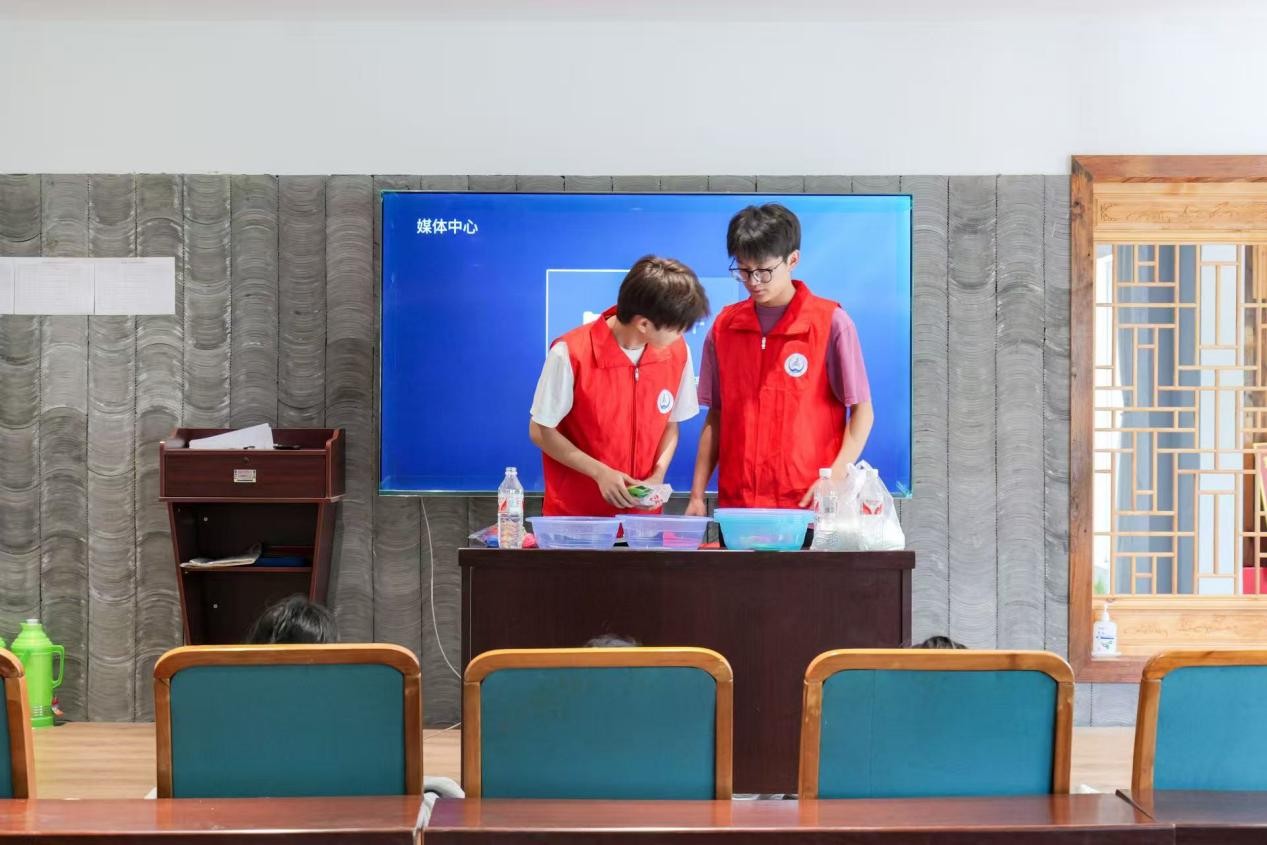 長安大學赴貴州畢節(jié)“到祖國需要的黔方，傳長大心火的書聲”暑假社會實踐隊—紅色基因育新苗，科學實驗點燃阿嘎童心