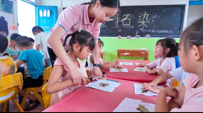 草木“染”新意 扇子“說”心事——湘潭理工學(xué)院 拾遺瑰寶隊開展灘頭年畫非遺教學(xué)活動