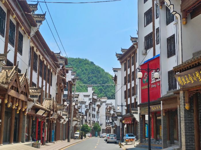 千年夯土蘊綠智，百梁穿斗啟新生：長安大學赴陜西商洛“智慧營建·綠映商山”暑期社會實踐隊走進鳳凰古鎮