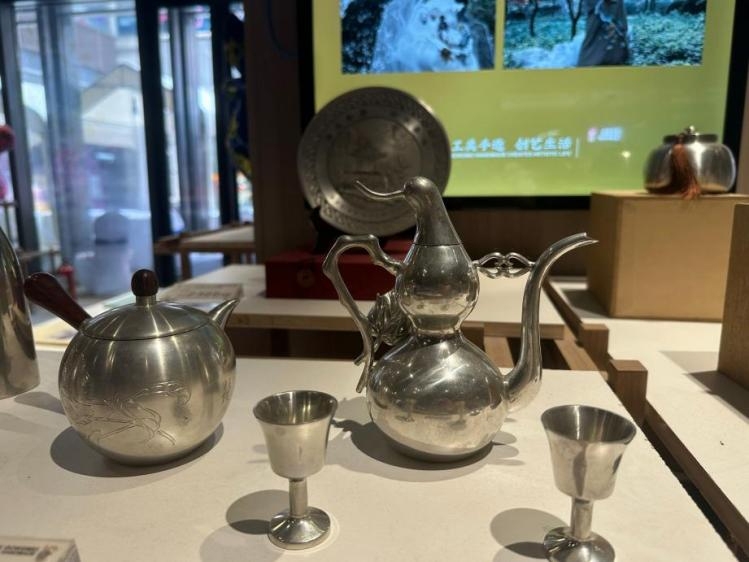 “心聚石榴籽，E研民族情”實踐隊赴手造展示體驗中心開展民族文化調研