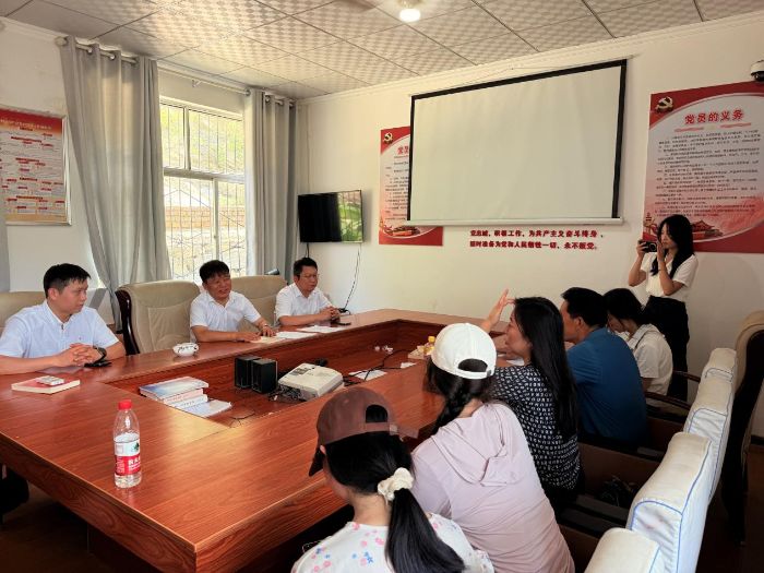 青春腳步丈量鄉(xiāng)村熱土，暖心行動托起銀發(fā)暖陽