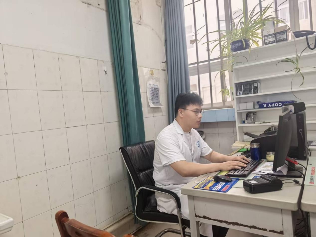 白衣初著嘗百味 實(shí)踐賦能助成長(zhǎng)