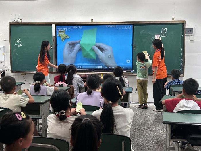 西南石油大學學子“三下鄉”：希冀課程潤彝鄉，多元課堂育童心