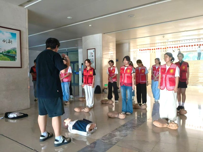 當急救藍遇見服務橙：大學生實踐隊共筑生命守護新范式