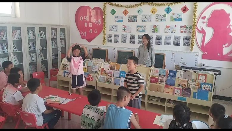 圖為一人比劃眾人猜趣味游戲