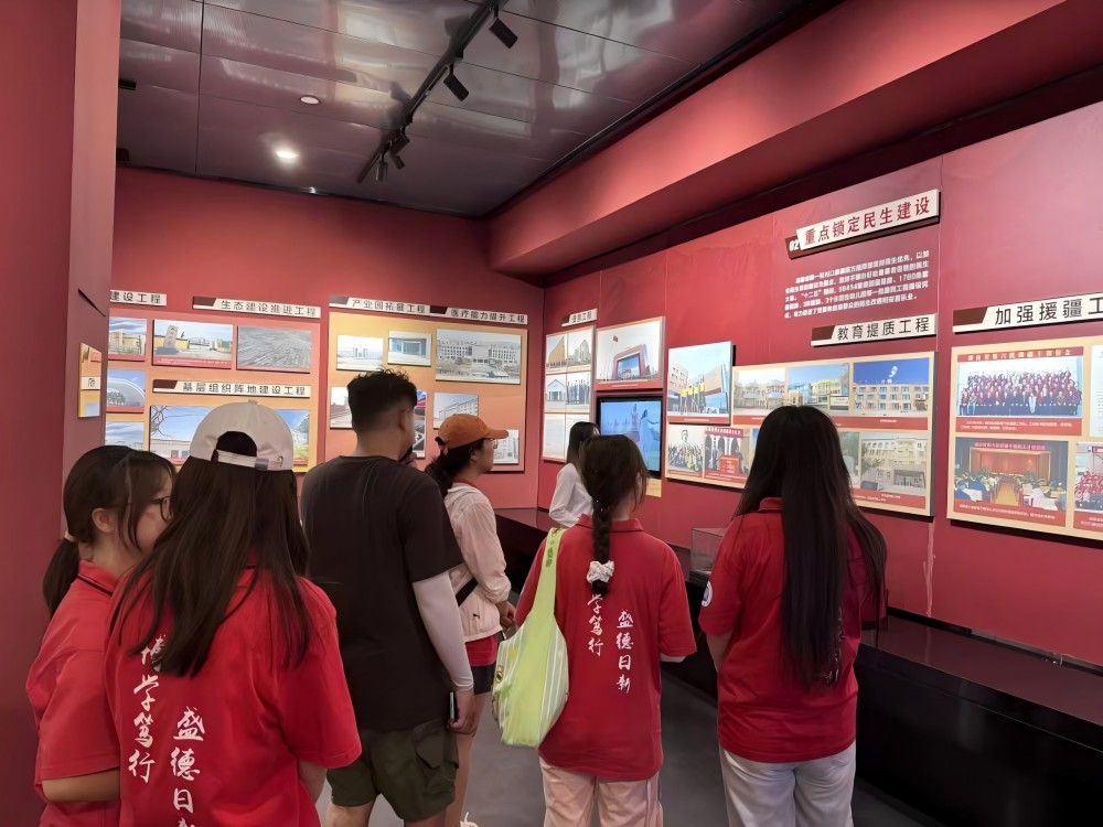 石榴花開別樣紅 籽籽同行一家親