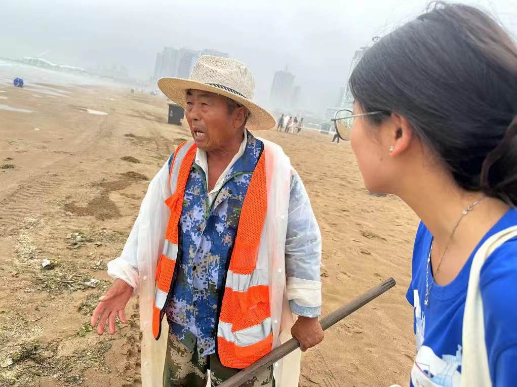 實踐隊在采訪工作人員