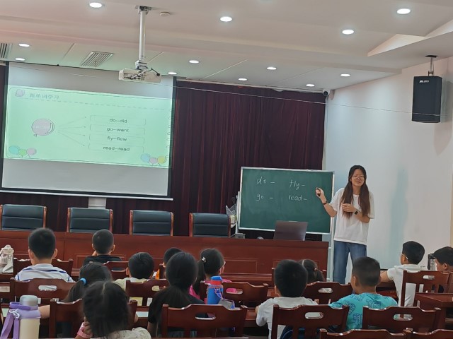 紅燭燃支教，英語啟智行