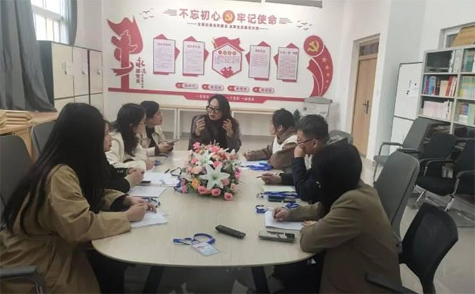 新鄉(xiāng)工程學(xué)院外國(guó)語(yǔ)學(xué)院英語(yǔ)專業(yè)教研室召開教學(xué)大綱修訂研討會(huì)