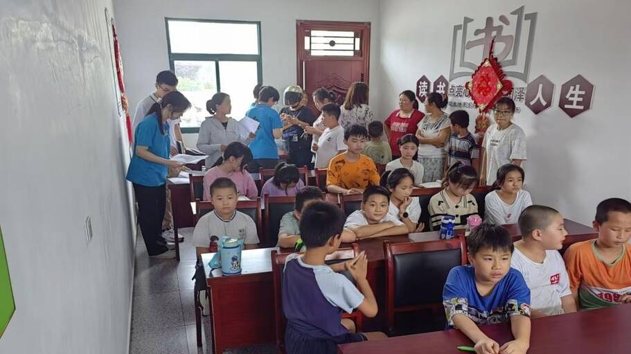 童心相伴，夕陽同輝--同大鎮攜手巢湖學院共繪‘童心斑斕’公益暑托班畫卷”