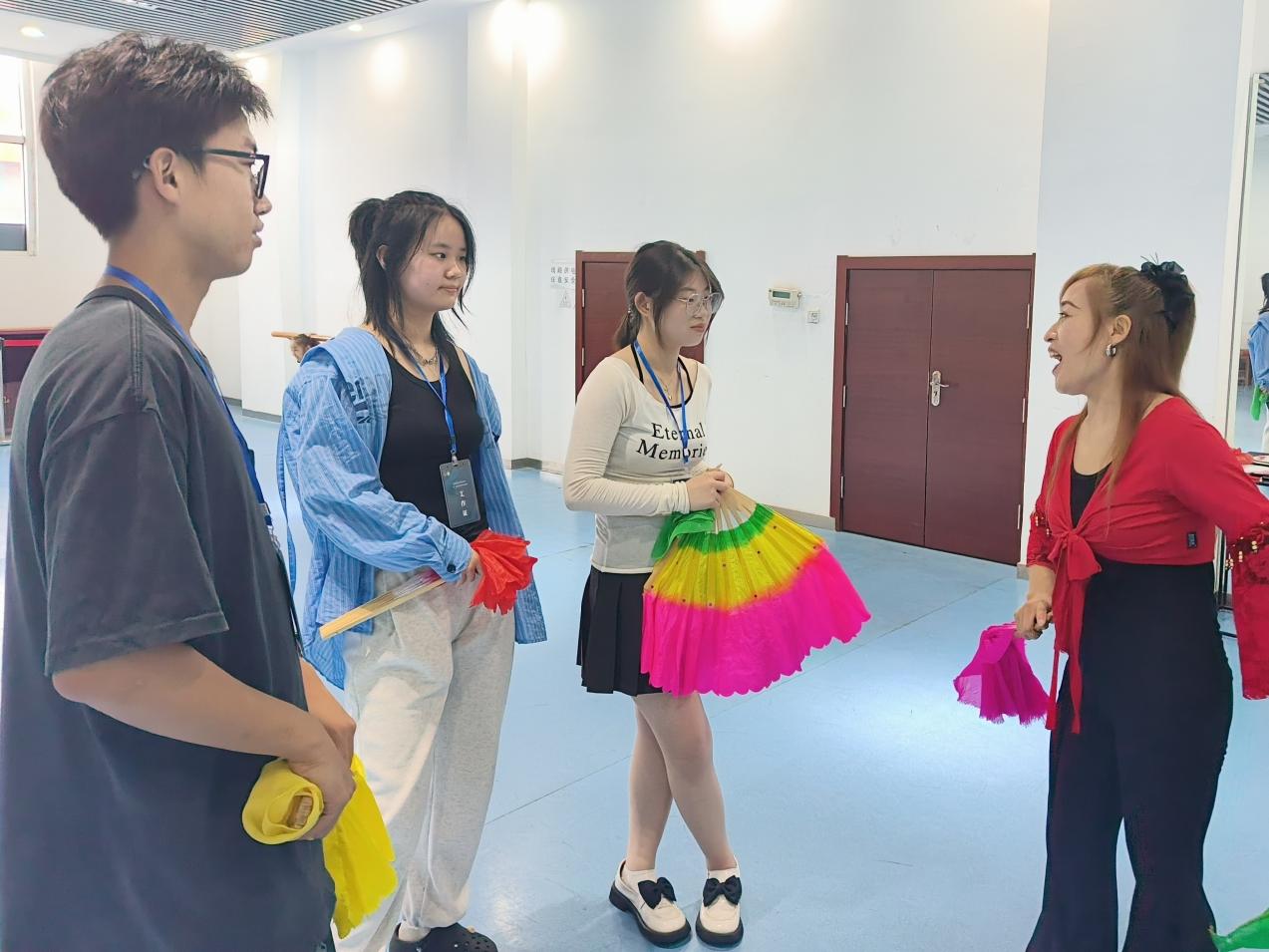 曲阜師范大學(xué)翻譯學(xué)院“譯”見秧歌實踐隊采訪第七代膠州秧歌代表性傳承人