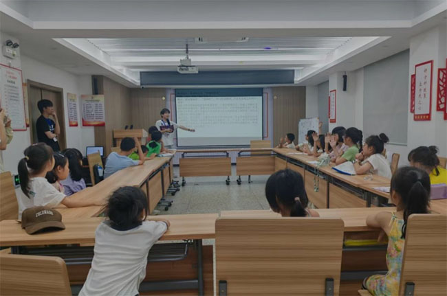 紅炭山課堂：聽鄧子恢故事，議地球環保策——龍巖學院學子雙主題公益課潤童心