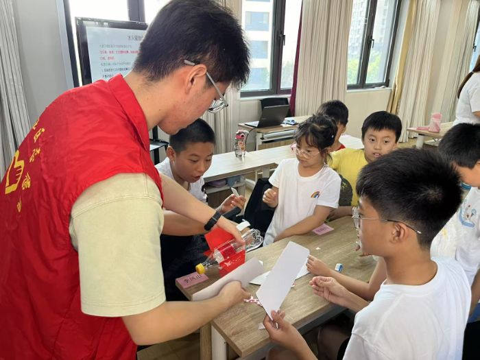 “纖羽傳信”支教隊開展 “點燃科學夢，厚植航天情”科學實踐課
