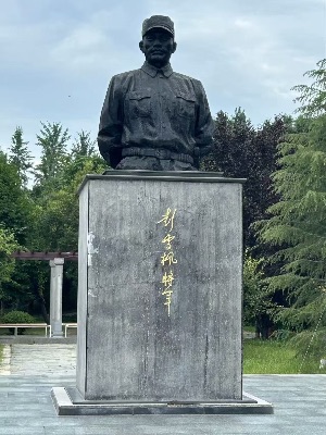 《青春視角下的紅色傳承——參觀彭雪楓烈士陵園》