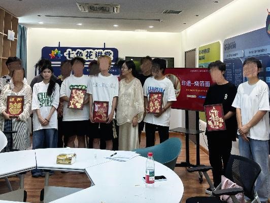 在命運暗處，他們親手貼上第一片金芒