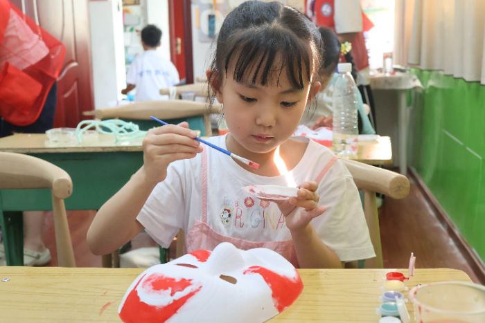 彩筆繪臉譜，支教傳文脈——圓夢助學團文化教育在行動