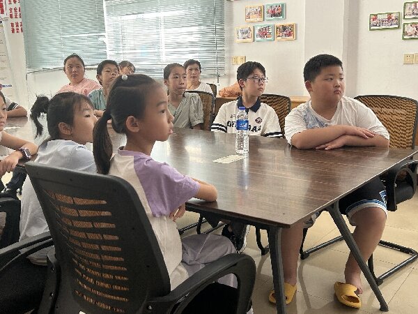 鄉音繞梁傳古韻，親情滿屋話家常