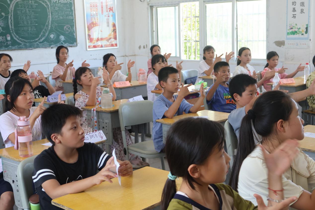 “螢光”支教團特色手語課：點亮無聲世界，傳遞溫暖善意