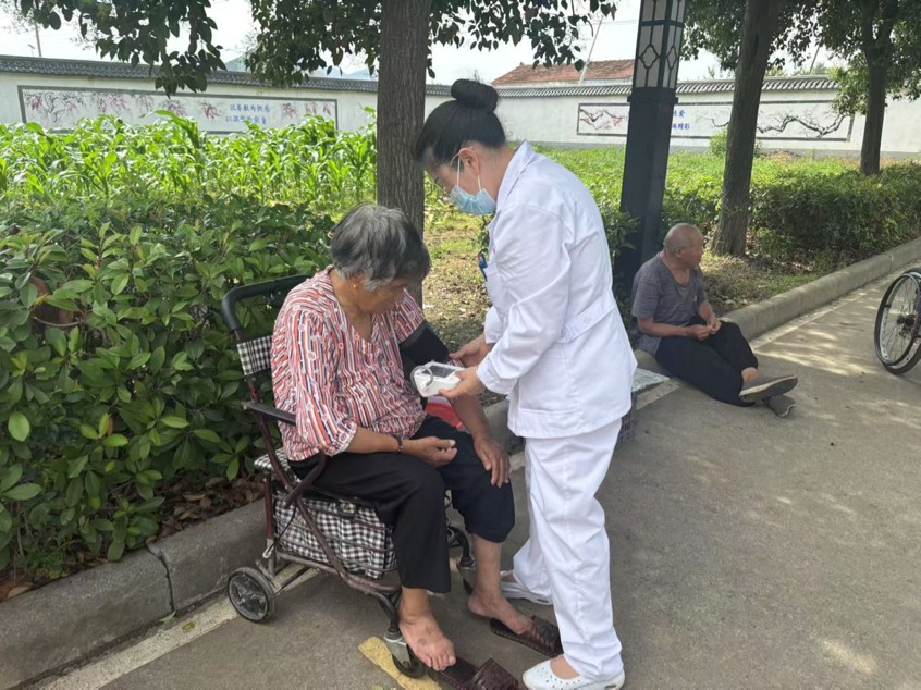 七月暖陽照桑榆：淮北師范大學計算機科學與技術學院“銀齡暖陽”團隊烈山敬老紀實