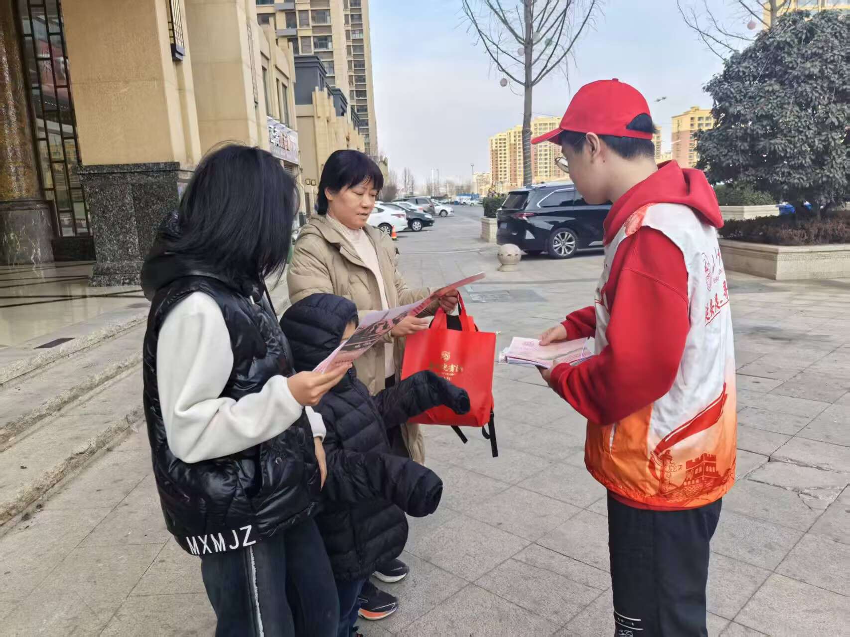 圖2 團(tuán)隊成員在社區(qū)內(nèi)講解延安精神