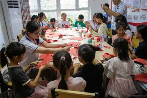 巧手傳紅韻 光影潤童心