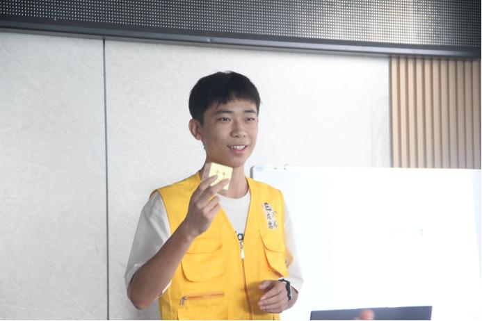 “E在巖外”實踐隊助力數(shù)字素養(yǎng)與技能培訓(xùn)活動