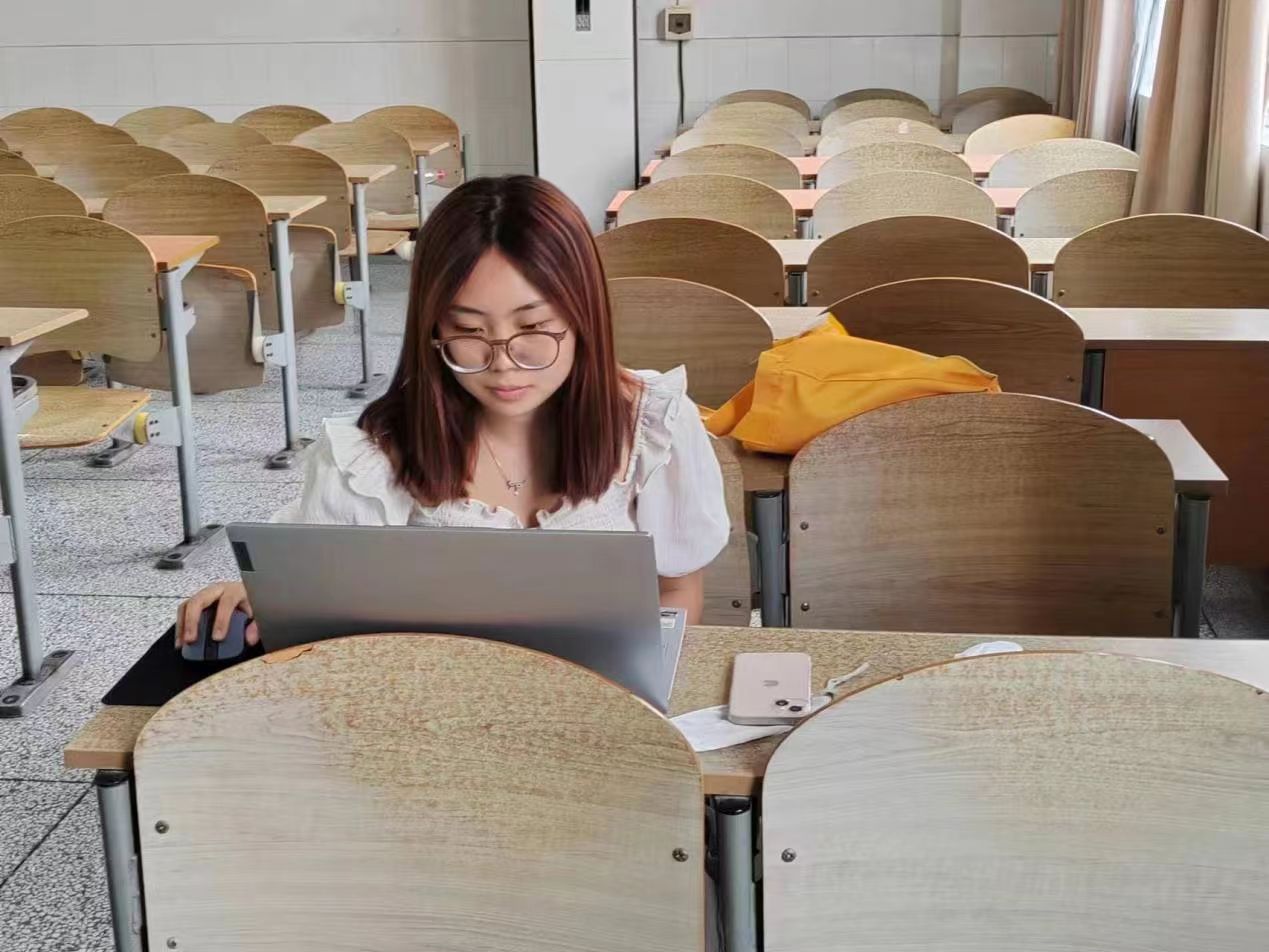 “余”音繞梁綻芳華，“婷”立潮頭寫華章