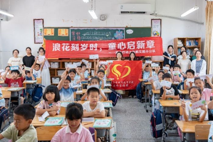 于浪花間初識(shí)，用鹽畫(huà)繪童心 ——高塘島學(xué)校夏令營(yíng)首日開(kāi)啟海韻啟蒙之旅