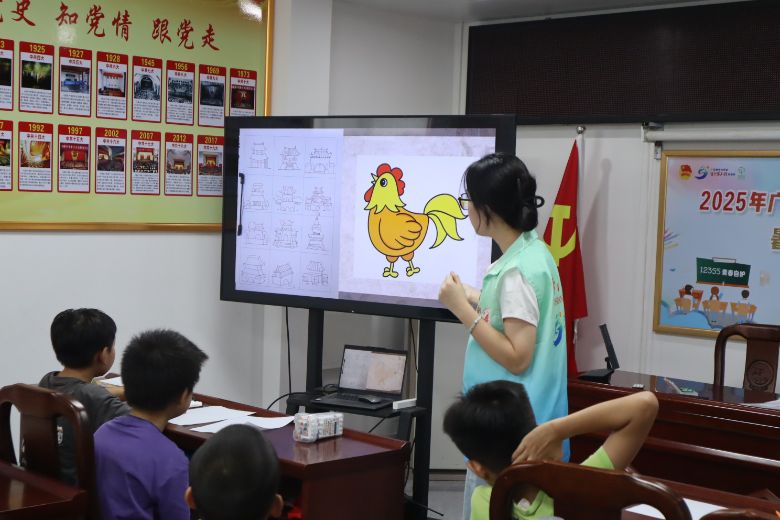 佛山大學“薪火之隊”義教：畫布繪鄉情，童行促振興