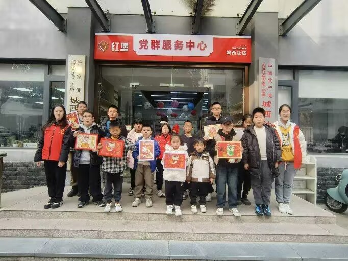 南京師范大學泰州學院“紅心研墨”團隊走進社區，點亮冬日溫暖