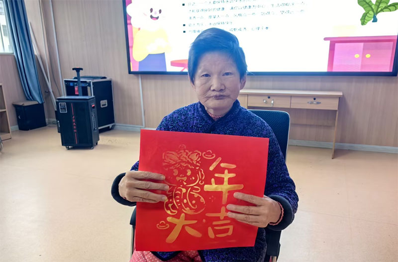 淮北師范大學學子返家鄉實踐活動：“愛心伴老行，溫暖老人心”