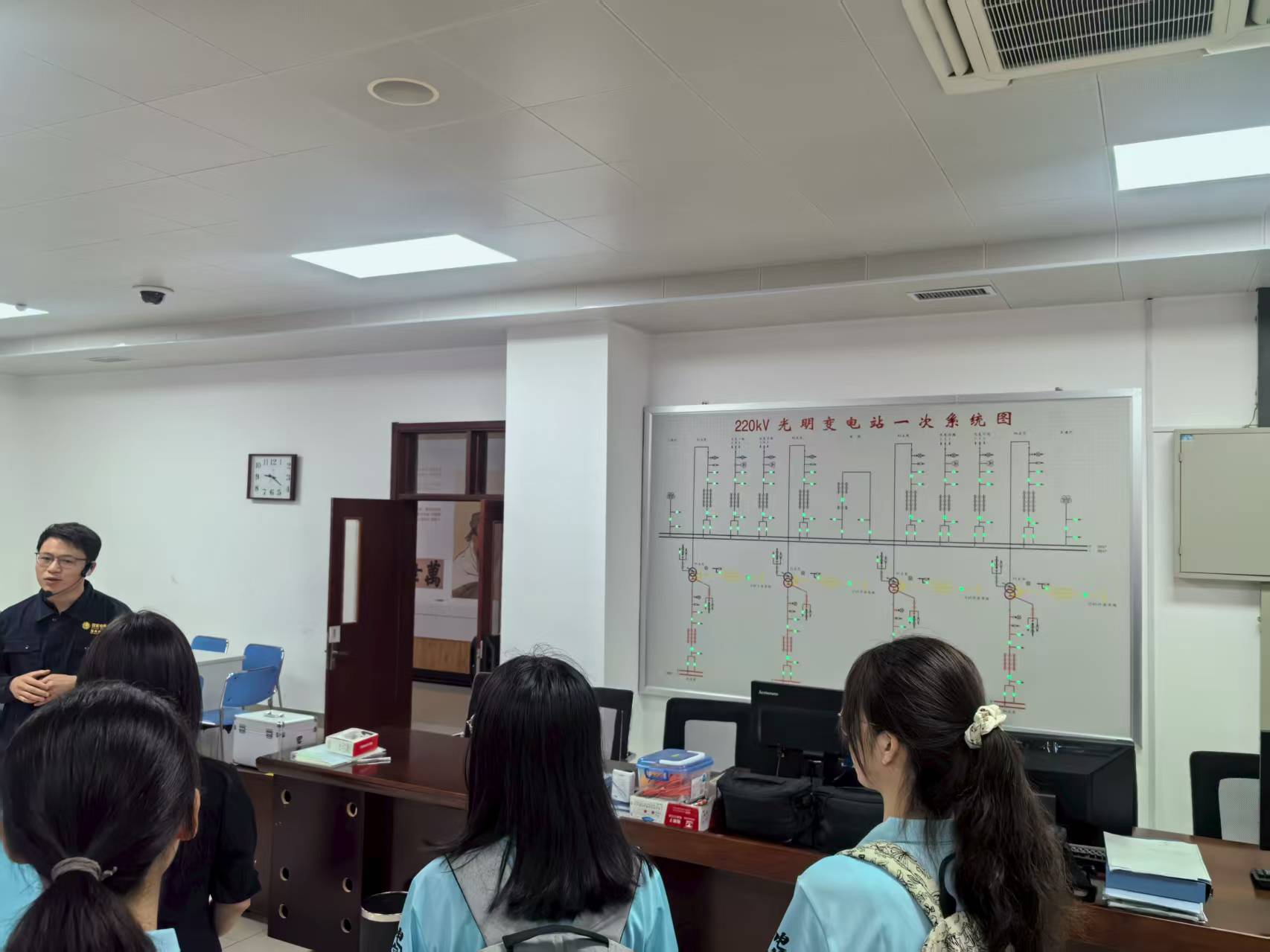走進調度中樞，研學繼電防線——“強電先鋒”調研團實地走訪電網運行培訓部