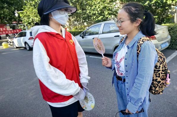 “弘藥致精 岐黃薪傳”江蘇海洋大學藥學院中醫藥志愿宣講團分發宣傳扇活