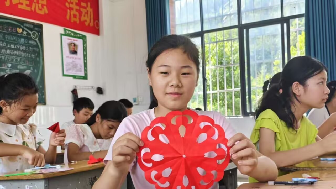 農遺逐夢?青創領航 崇陽筑夢志愿服務隊剪紙課傳承非遺文化