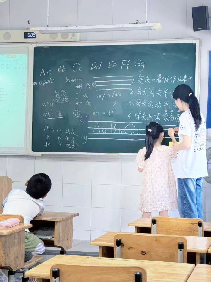 浙江萬(wàn)里學(xué)院外語(yǔ)學(xué)院開(kāi)展暑期支教 讓英語(yǔ)之花綻放在牟小校園