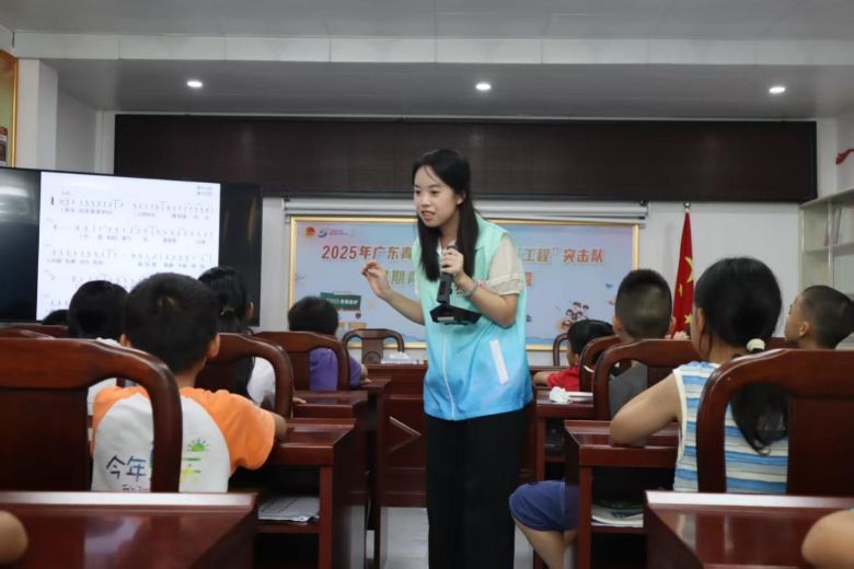 看圖識貢柑，課堂播新種：薪火之隊為鄉村振興添活力