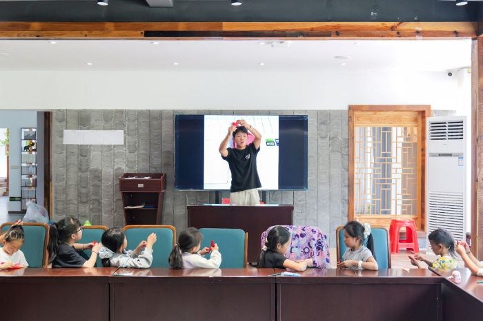 巧手剪春光 窗花映童心｜長安紅大學赴貴州畢節“到祖國需要的黔方﹒傳長大薪火的書聲”實踐隊“勞·黔力長技”課程紀實。