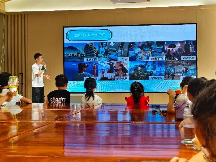 河海學子三下鄉：探索虛擬世界，開啟VR奇妙之旅