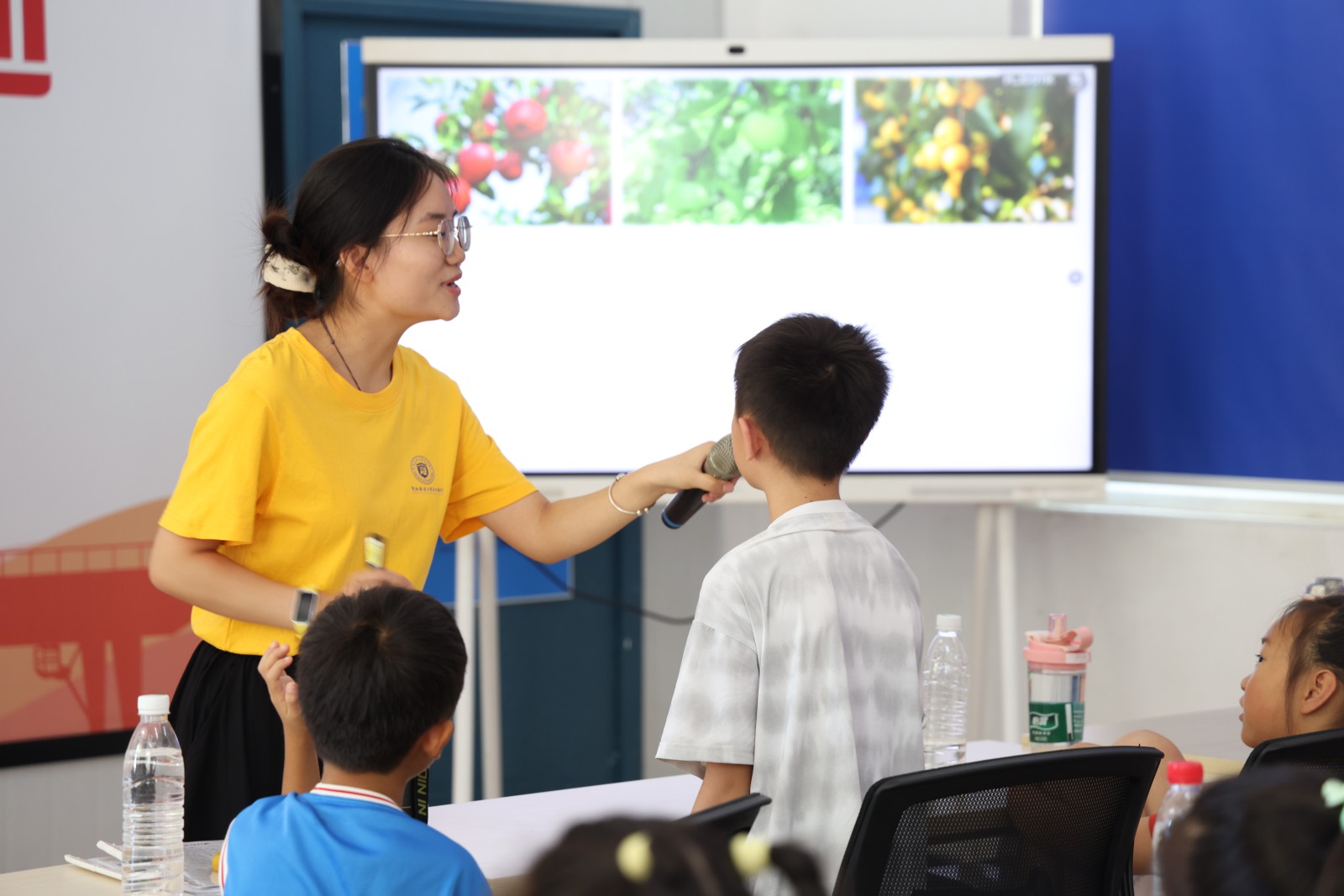 華中農業大學“食品安全與營養中國行”博士團赴中鐵科工江夏基地愛心托管班開展“水果變變變，營養藏其間——果汁小達人宣講課開課啦”知識科普活動