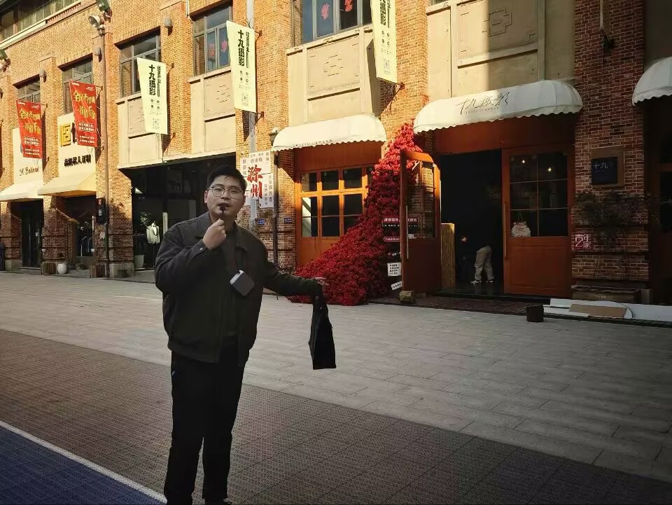 才聚滿(mǎn)天星，青年學(xué)子探家鄉(xiāng)發(fā)展新貌