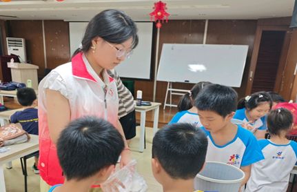 用青春雙手，為傳統文化添“新彩”——非遺漆扇制作實踐