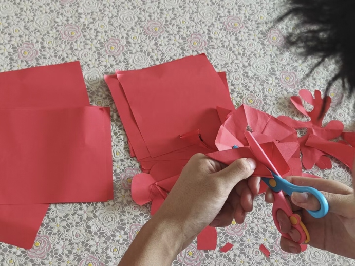 非遺剪紙映匠心 青春實踐傳薪火——學(xué)藝采聲傳非遺團(tuán)隊剪紙技藝研學(xué)活動