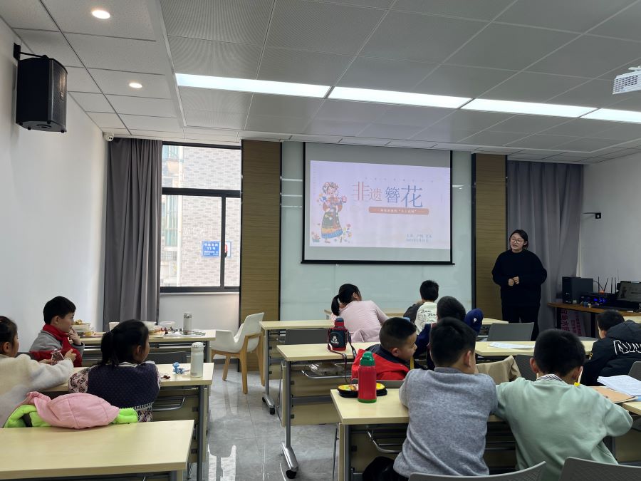 社區(qū)開(kāi)啟傳統(tǒng)文化實(shí)踐課堂，大學(xué)生助力青少年領(lǐng)略非遺風(fēng)采